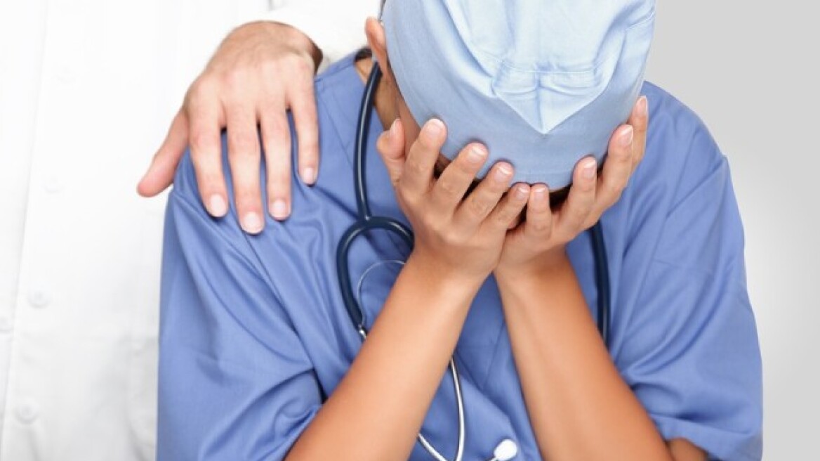«Φύγε εσύ, έλα εσύ» η τακτική του υπουργείου Υγείας για τους επικουρικούς γιατρούς του ΕΣΥ